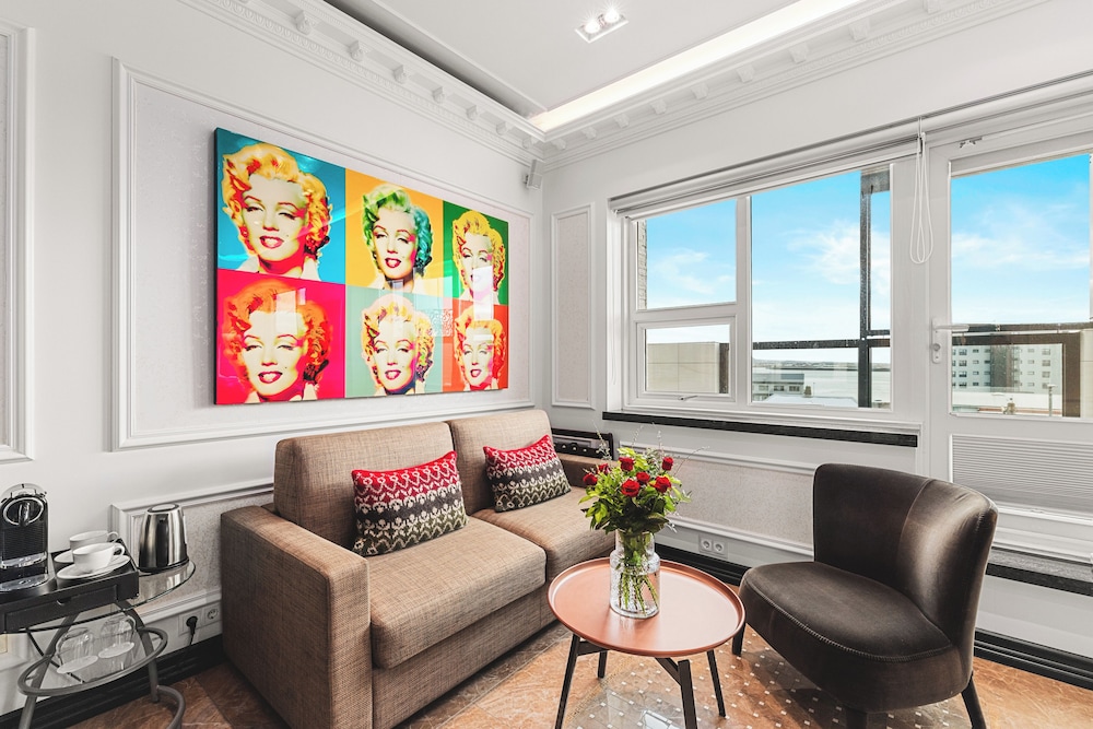 Diamond Suites 47/73