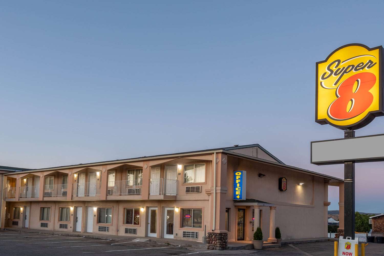 Super 8 by Wyndham Evanston 2/36