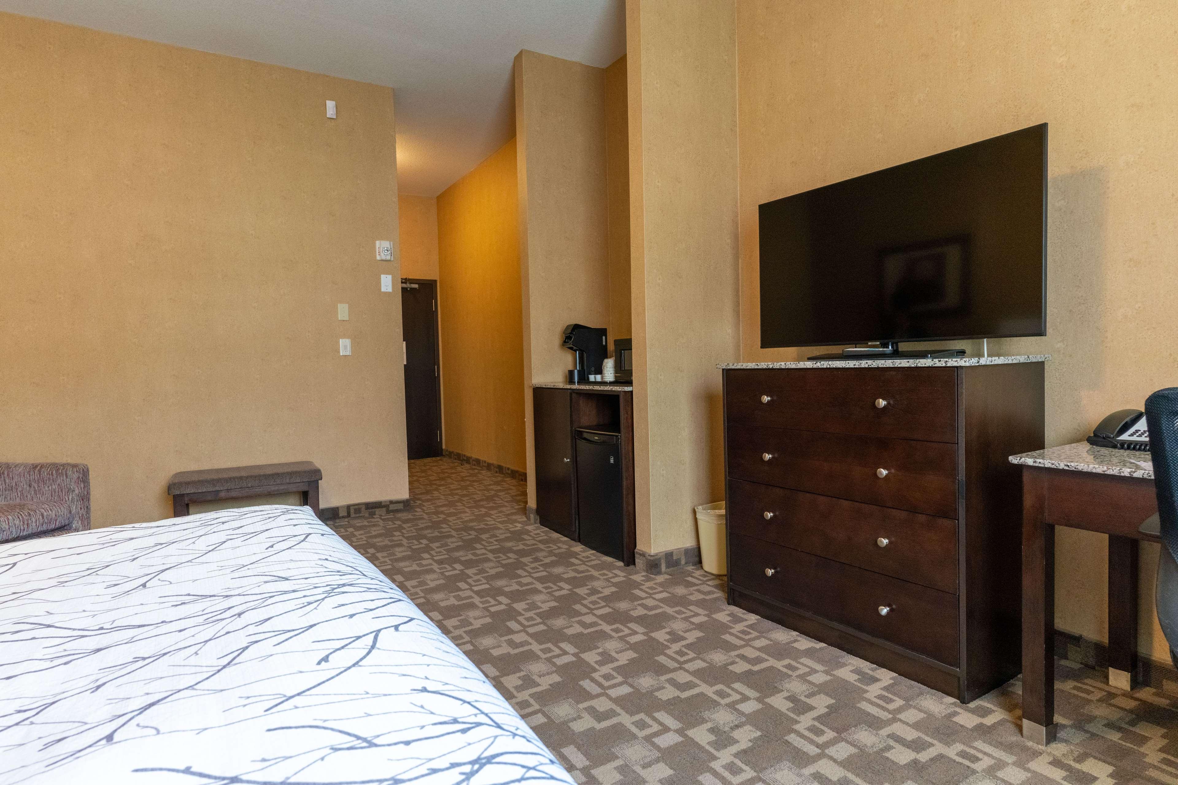 Room, Accessible, Best Western Plus South Edmonton Inn and Suites 2/3