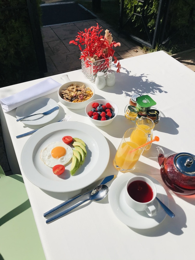 Mak Albania Hotel 52/64
