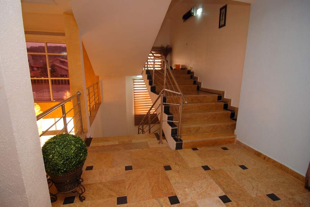 The Grosvenor Suite 23/47
