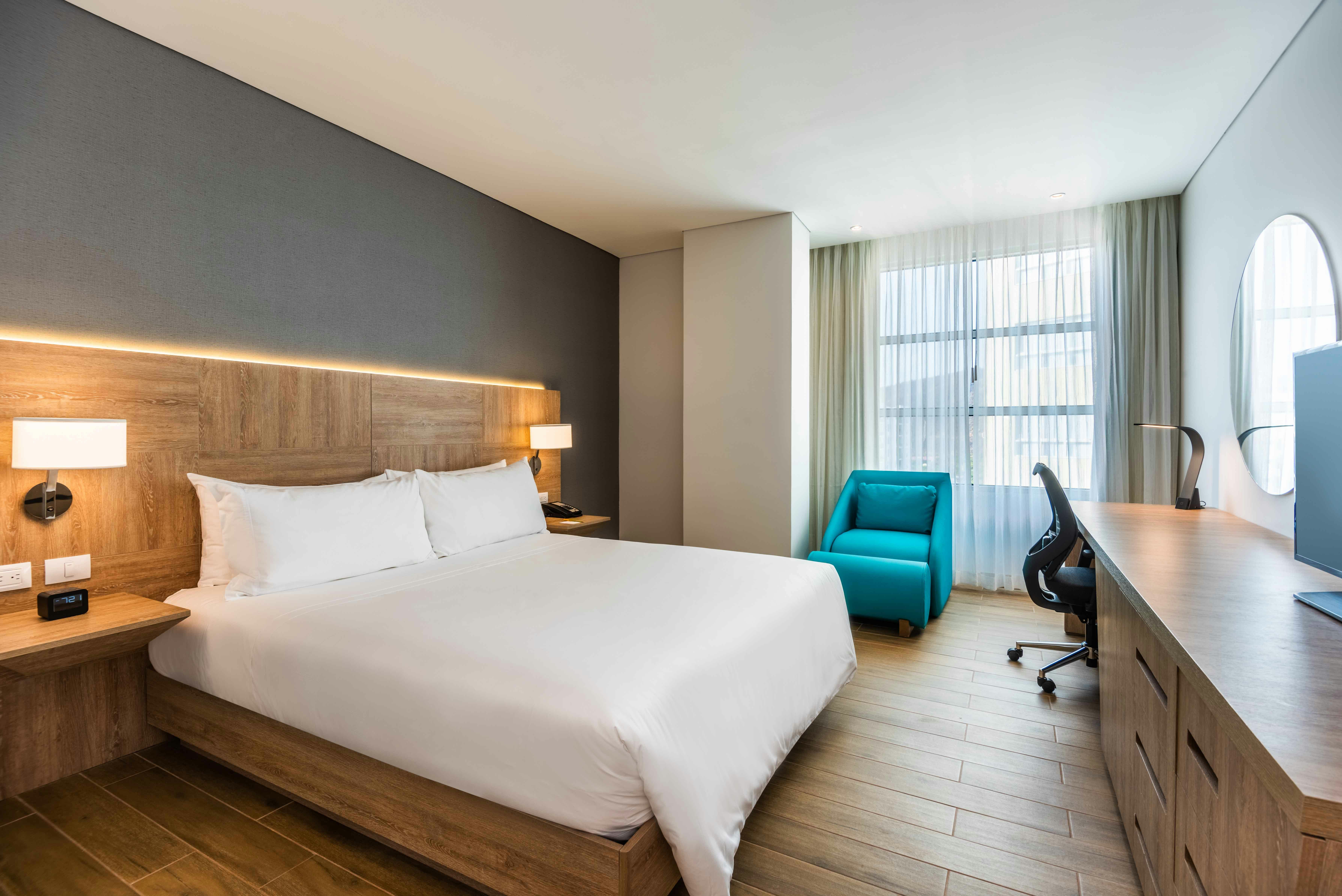 ROOM, KING BED