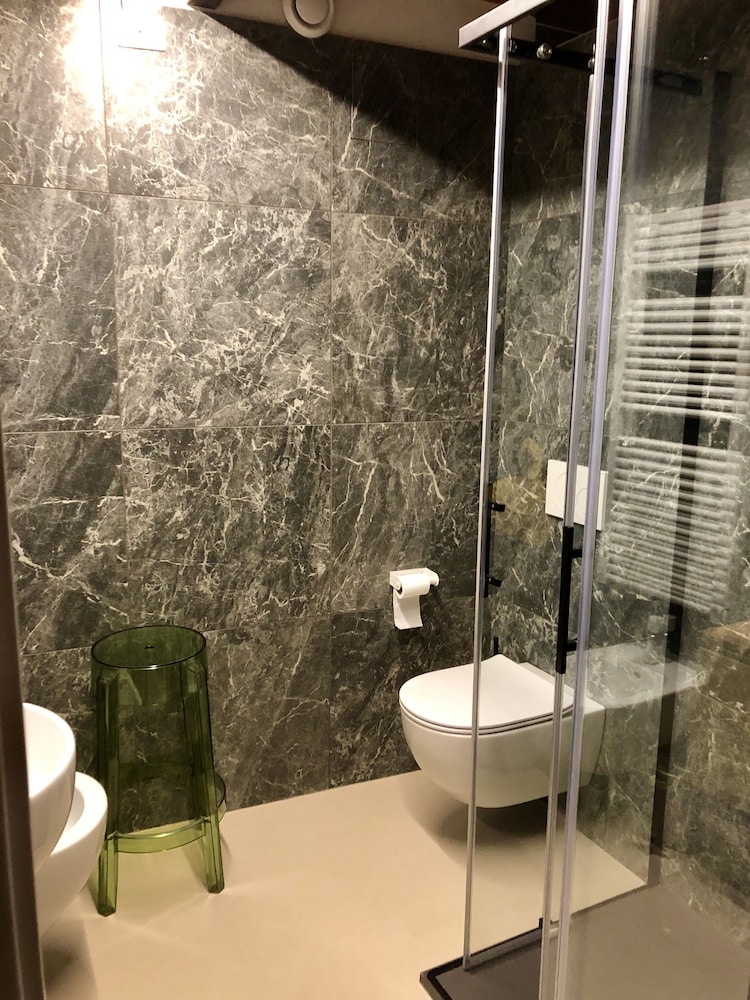 Rivadige Suite 48/50