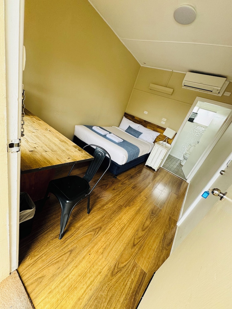 ARDEANAL MOTEL 41/48