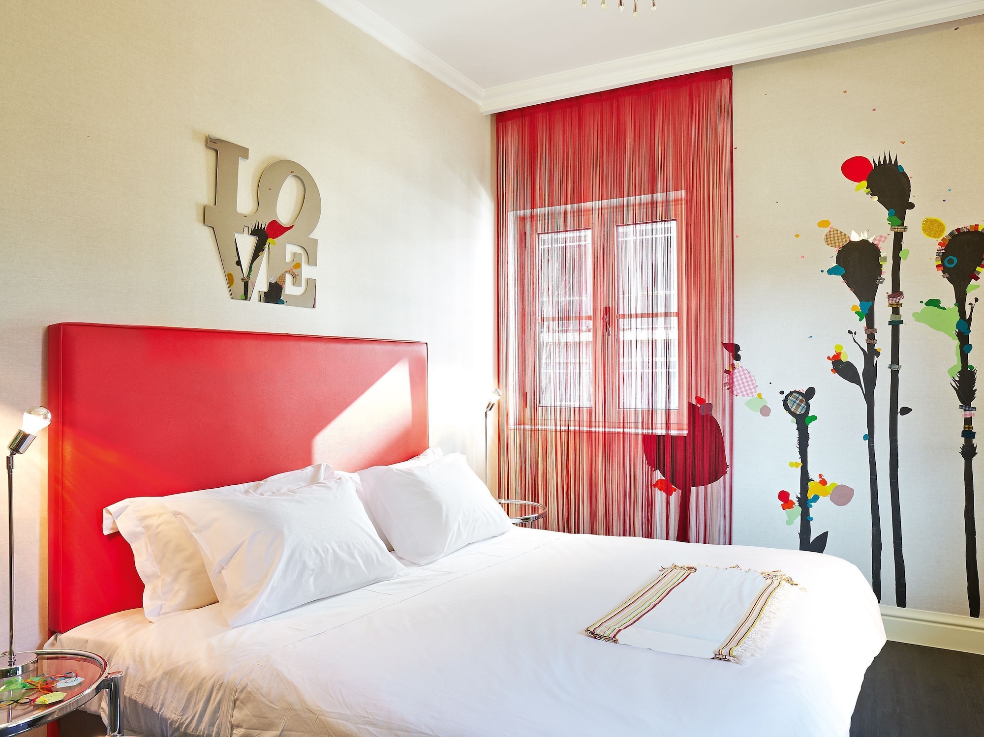 GRAFFITI, GUEST ROOM
