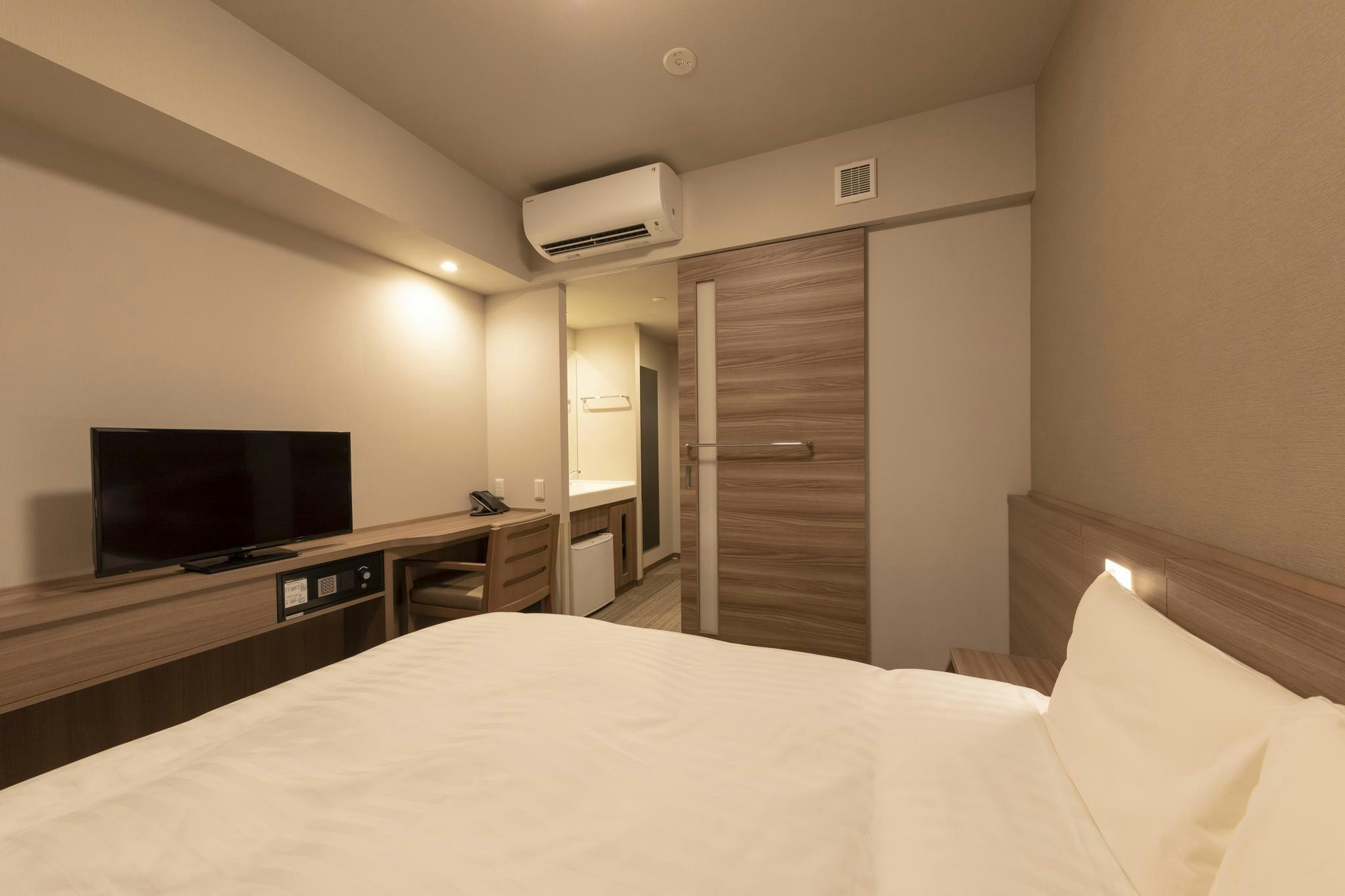 ROOM, DOUBLE BED