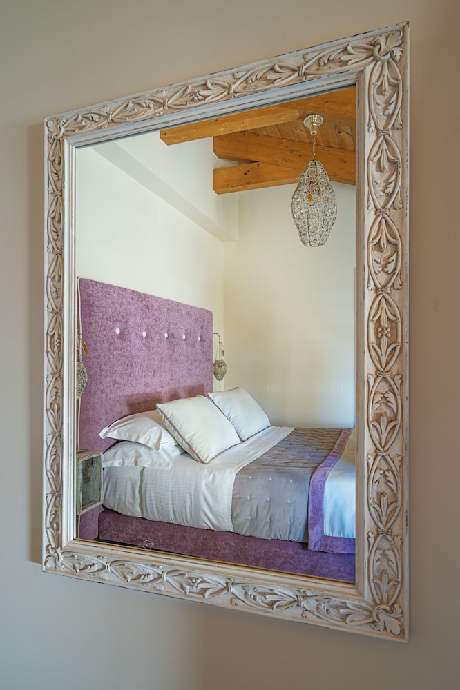 DELUXE, DOUBLE OR TWIN BED