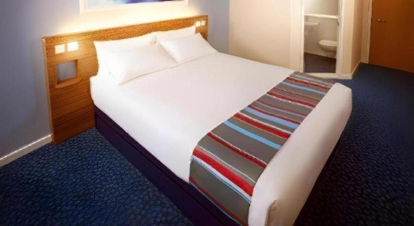 Travelodge Kinross M90 13/17