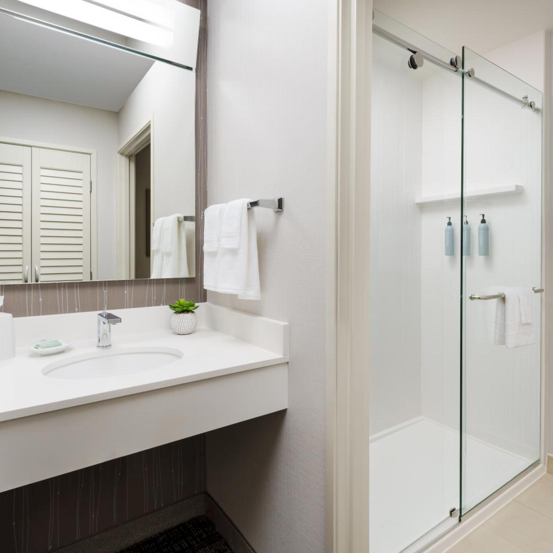 غرفة بسرير كينج مع أريكة في طابق مرتفع، Courtyard by Marriott Roseville Galleria Mall/Creekside Ridge Drive 10/14