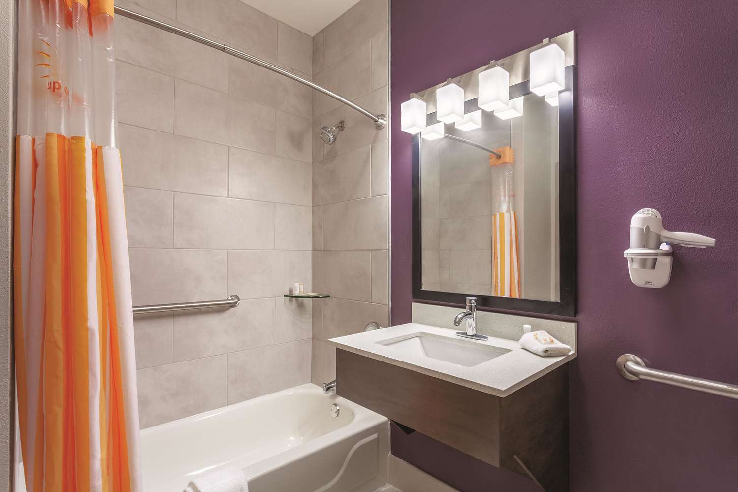 La Quinta Inn & Suites by Wyndham Hopkinsville 35/41