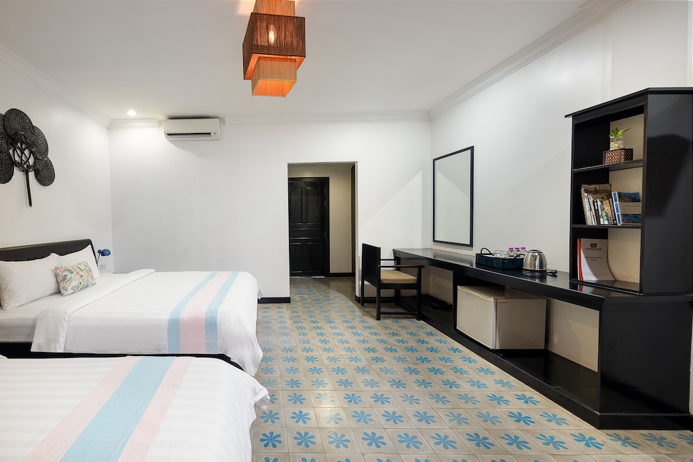 Deluxe, Triple, 1 King and 1 Single Beds, Pool View, La Residence WatBo Hotel 2/10