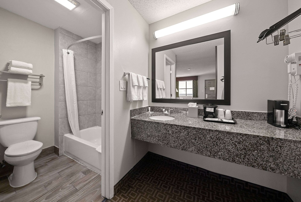 Days Inn by Wyndham Round Rock 41/43