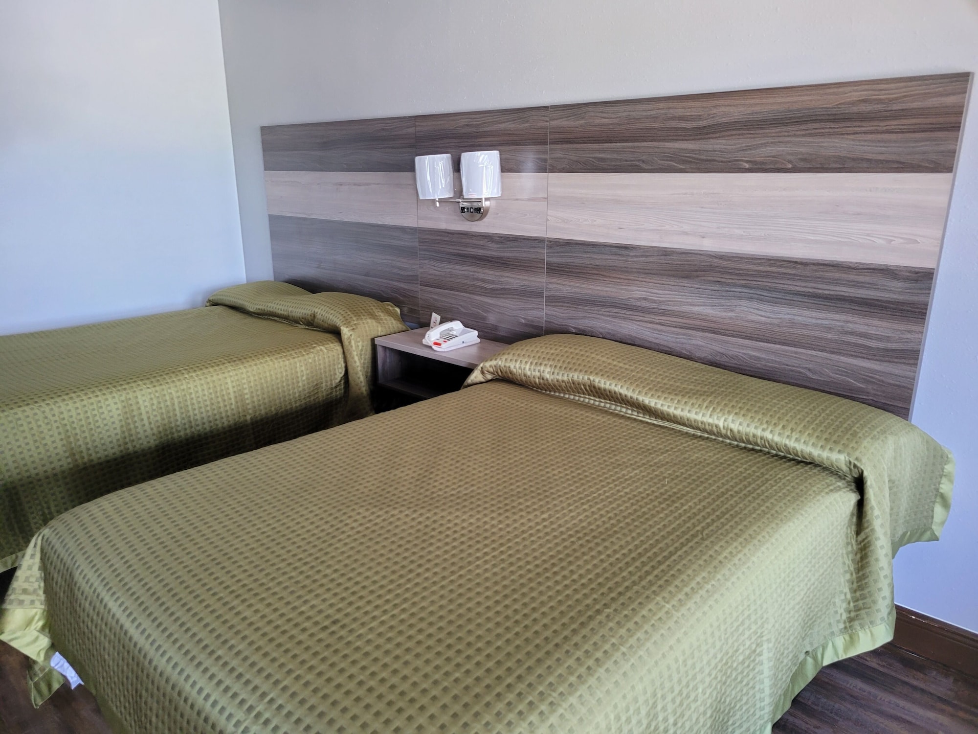 STANDARD, 2 DOUBLE BEDS