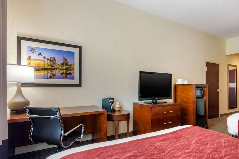 Comfort Inn & Suites Northeast - Gateway 29/32