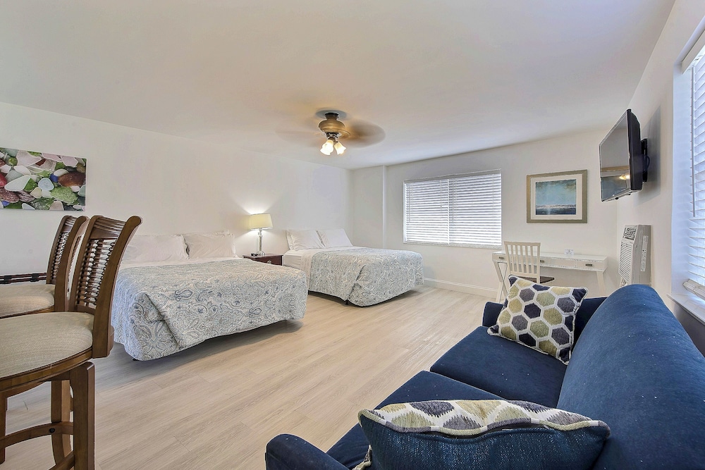 DELUXE, 2 QUEEN BEDS, KITCHENETTE