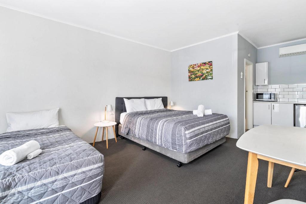Upgrade, 1 Queen and 1 Single Bed