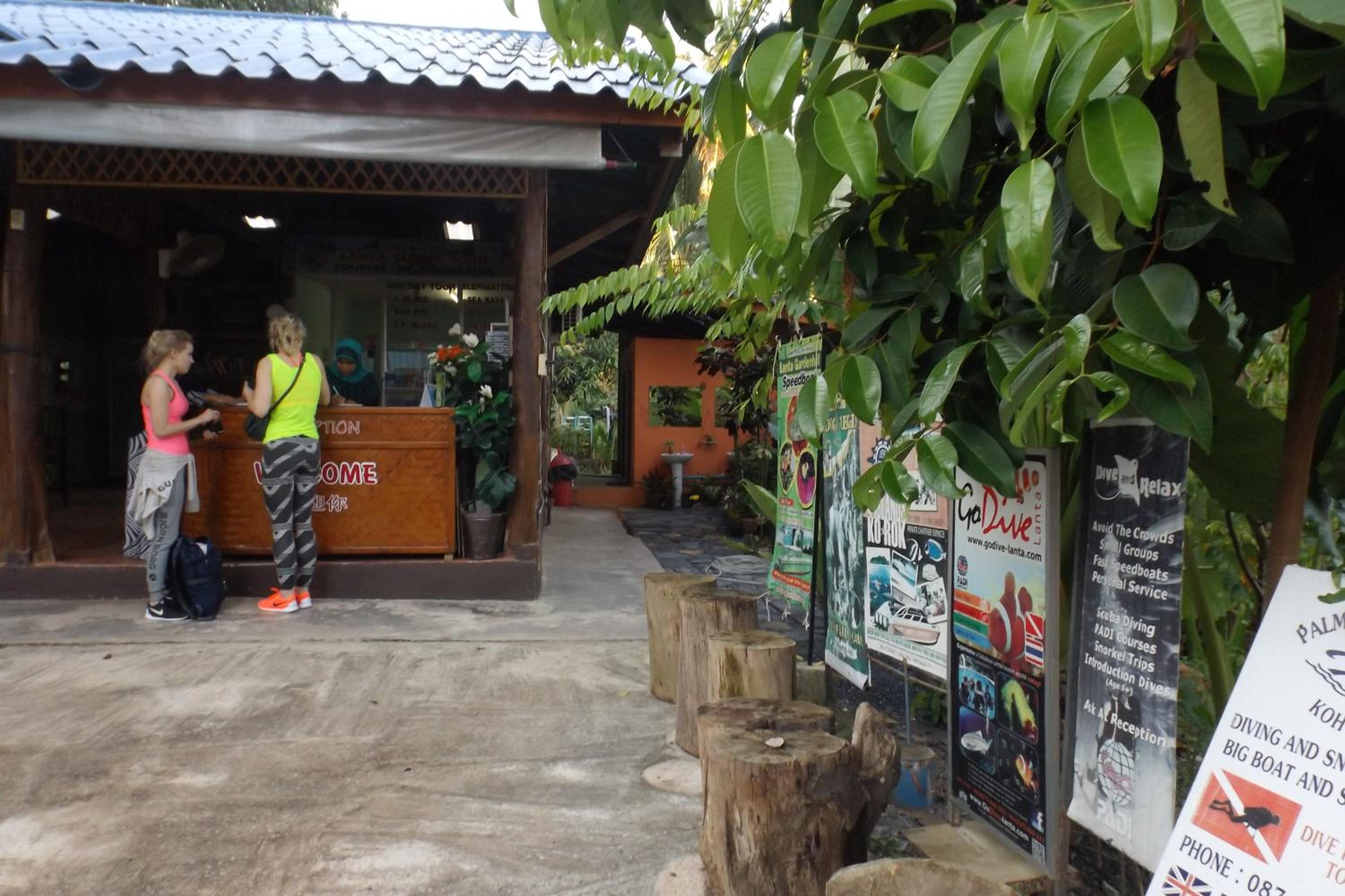 Lanta Long Beach Hostel 5/50