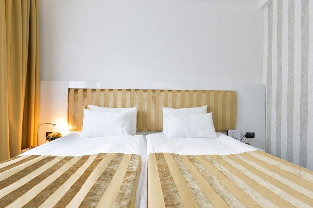 NOVA CITY HOTEL SIGNATURE COLLECTION 15/50