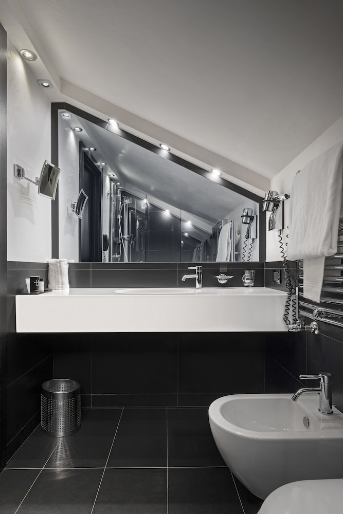 LHP Hotel Napoleon 55/64