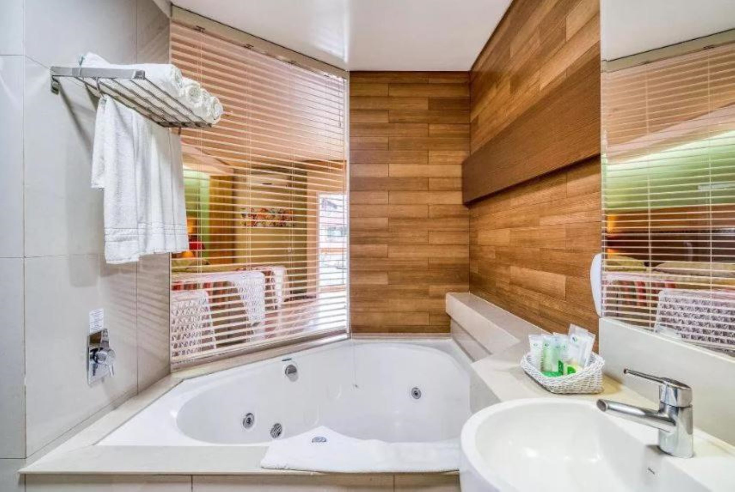 Master, Suite, Single, Pool View