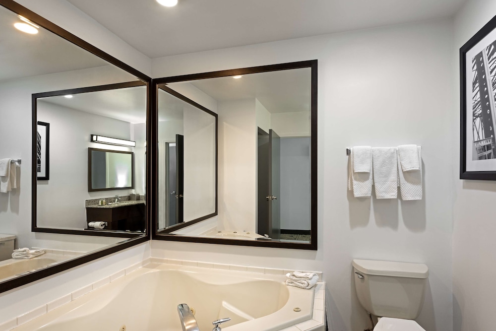 DoubleTree by Hilton Washington Meadow Lands Casino Area 12/49