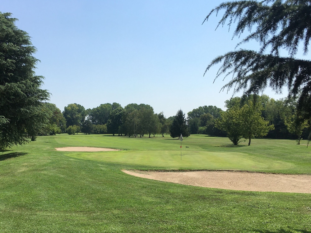 Golf Hotel 37/45