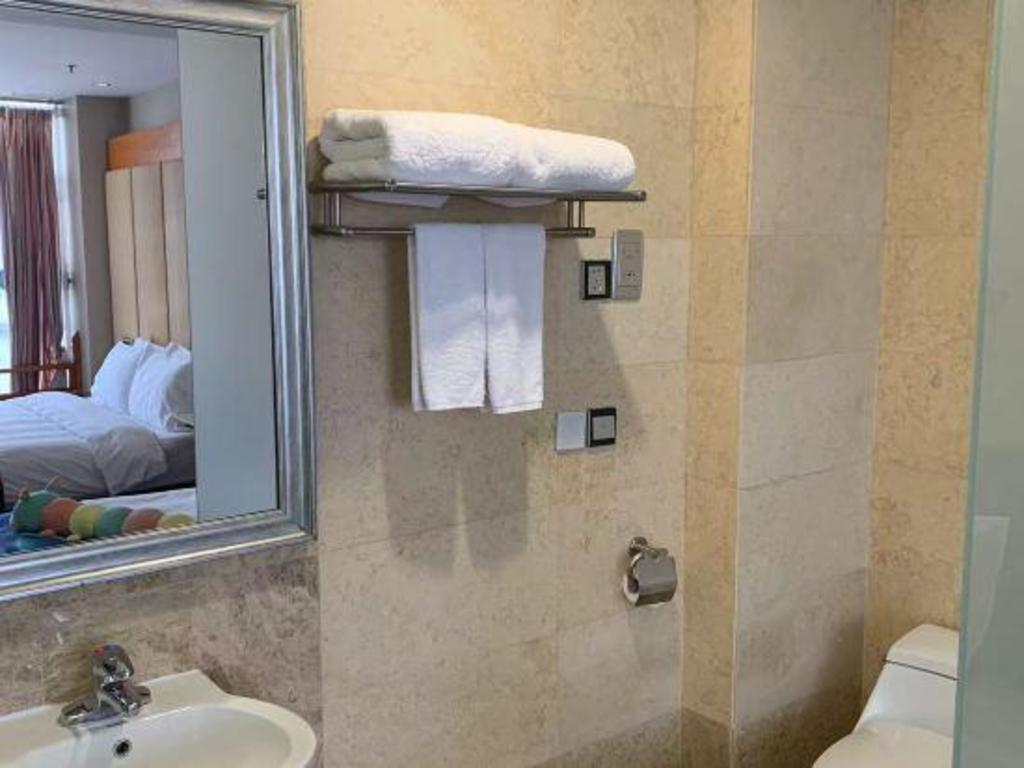 Rezen Kingtown Hotel (Chongqing Liangjiang New District) 55/58