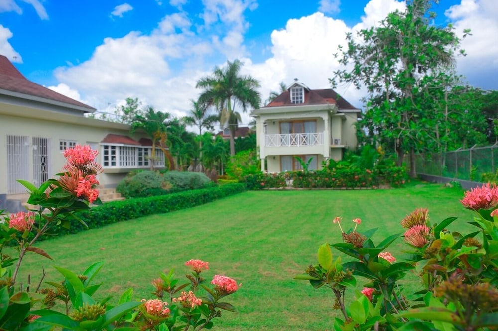 Coral Seas Beach Resort 4/58