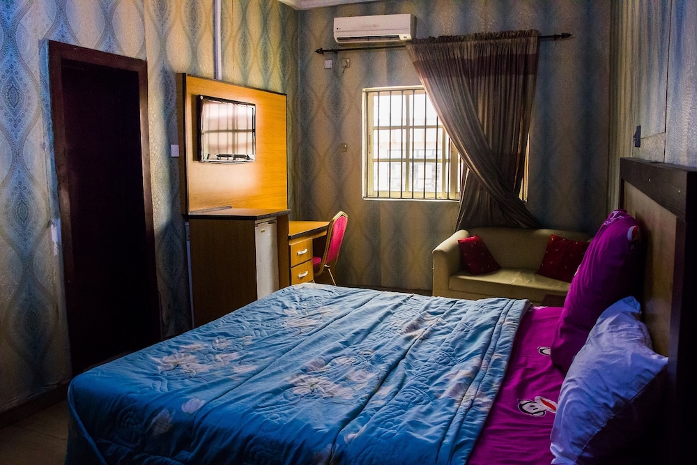 Emglo Suites 11/36