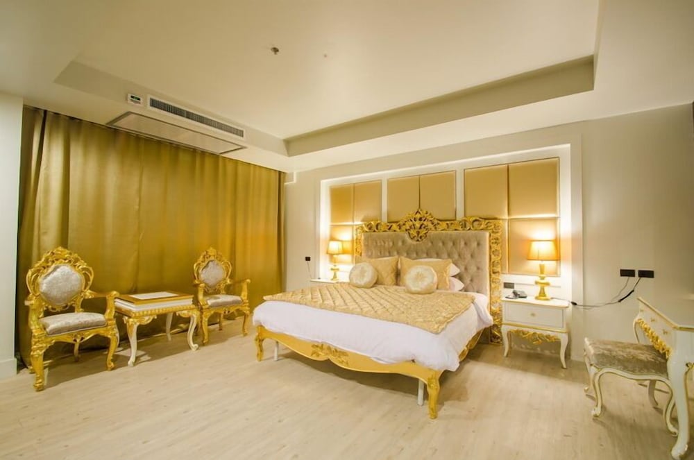 Alvarez Hotel 27/65