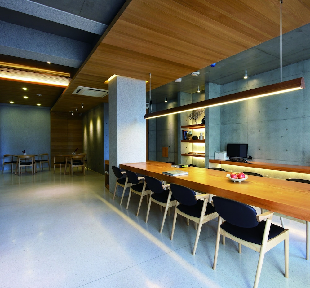 Wood Whispering Residence 25/29
