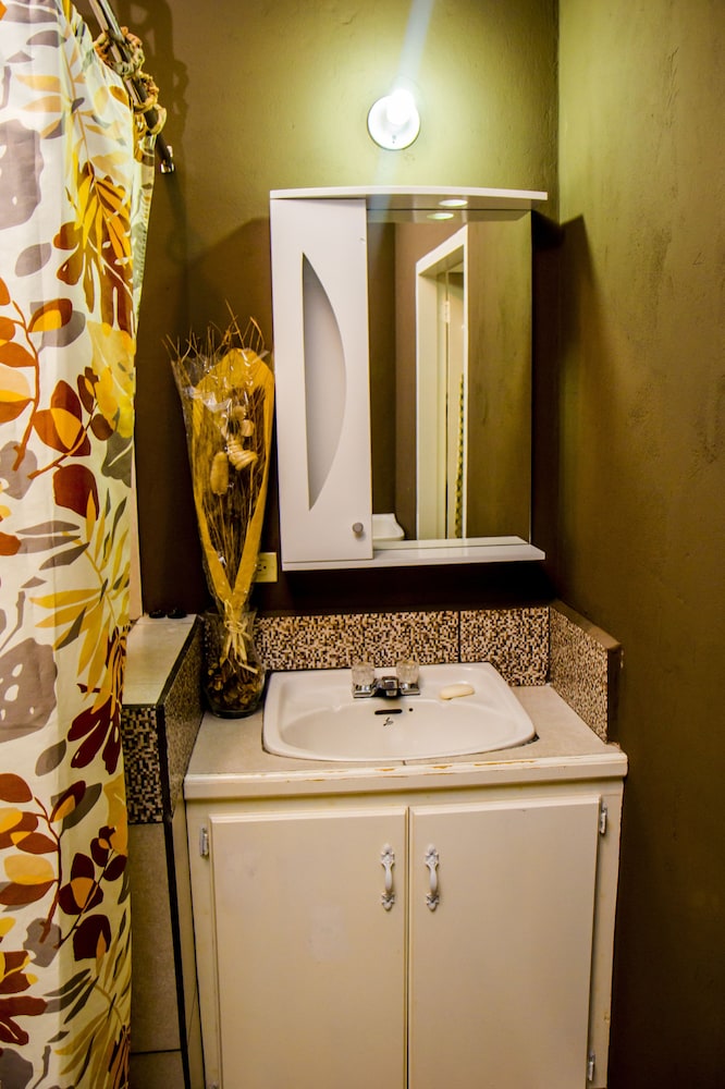 Port Of Spain Sunny Guest Apartment 7/8