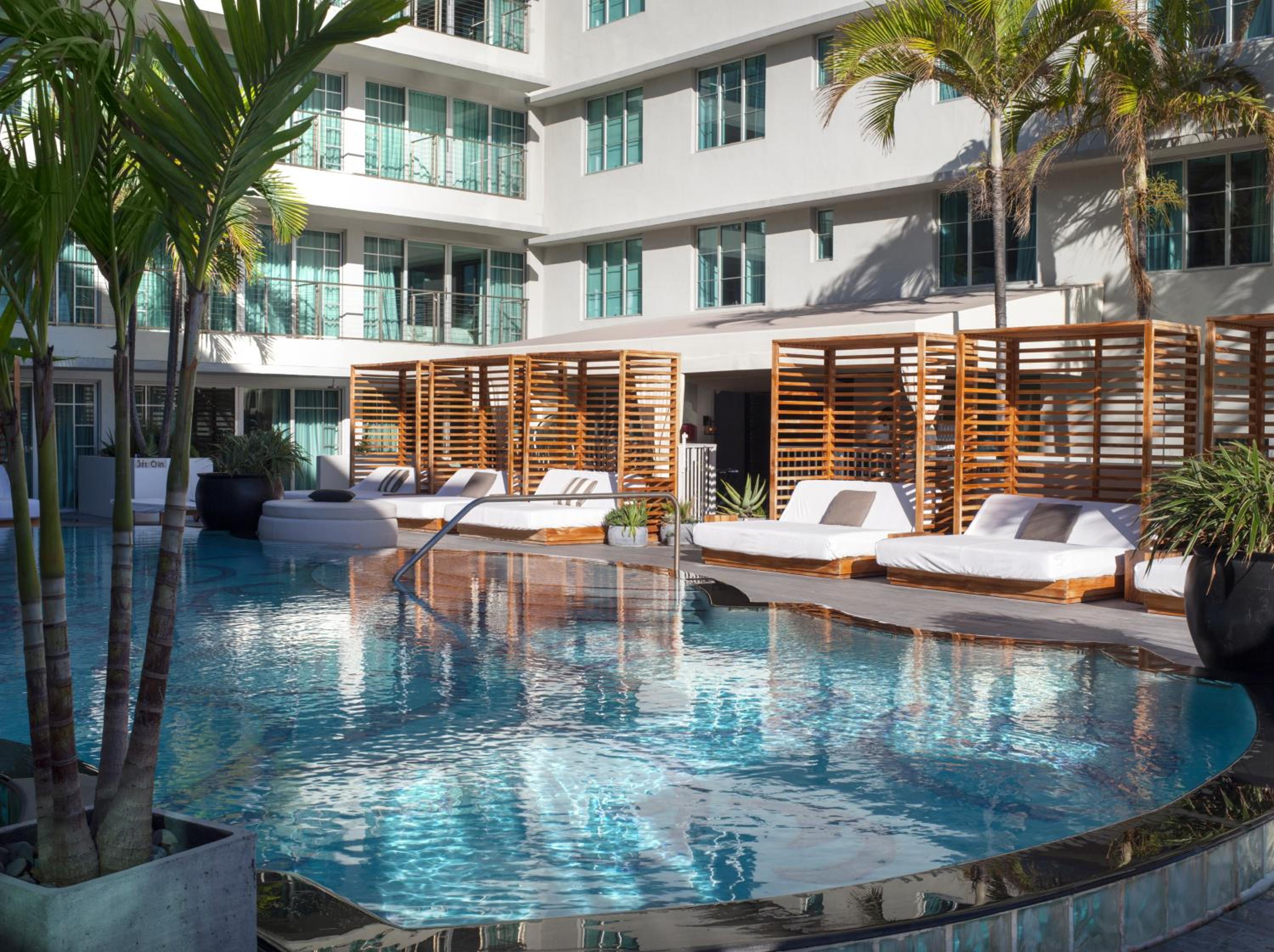 Deluxe, Pool Side