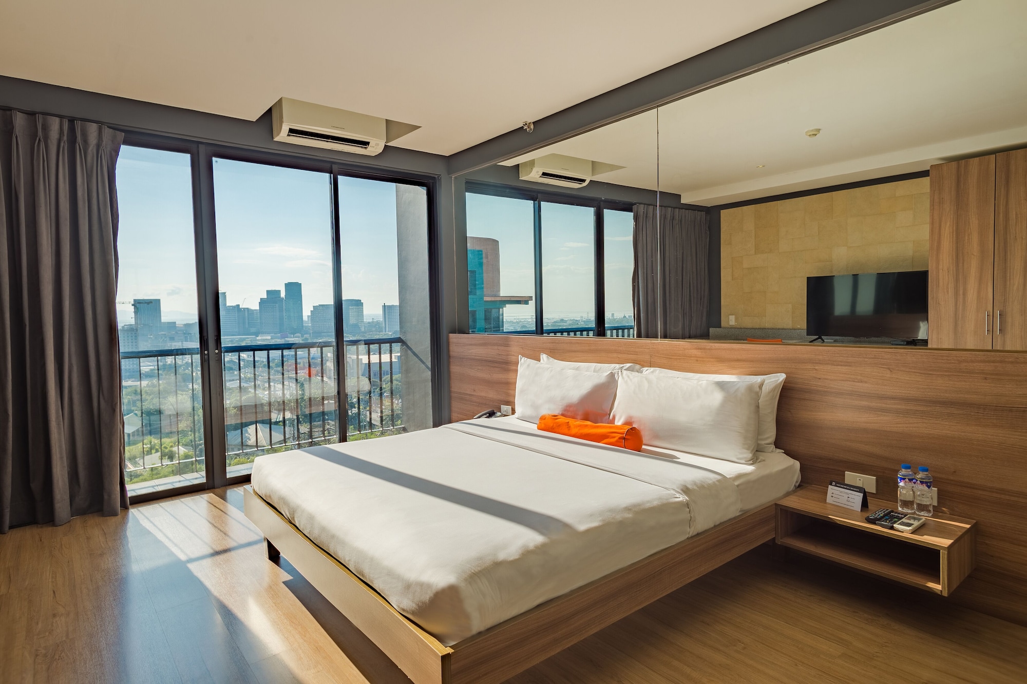 ROOM, KING BED