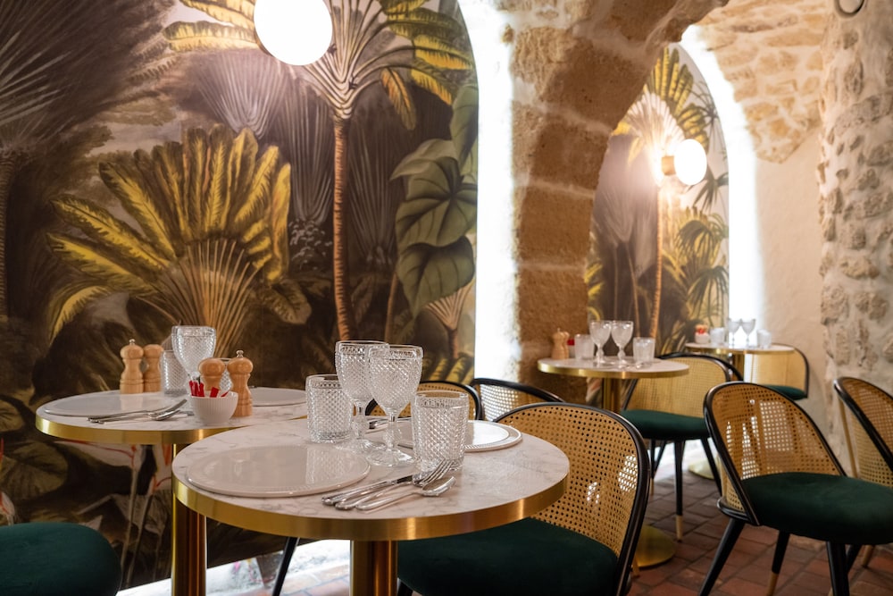 Hotel De Fleurie 35/50