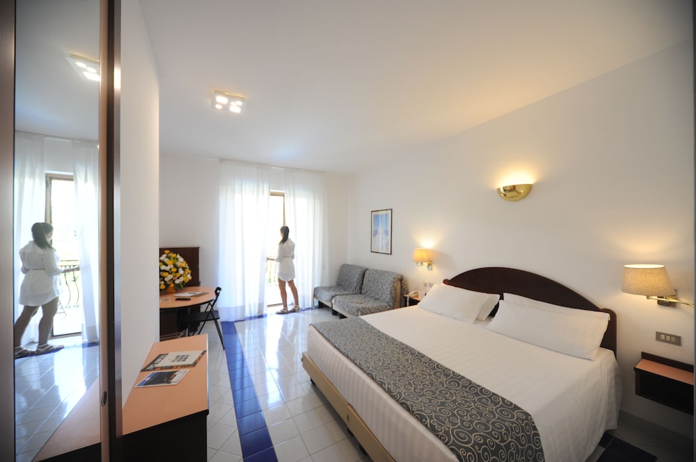 غرفة كومفورت ثلاثية بانورامية بسريرين منفصلين بإطلالة على البحر مع أريكة، Hotel Royal Positano 3/5
