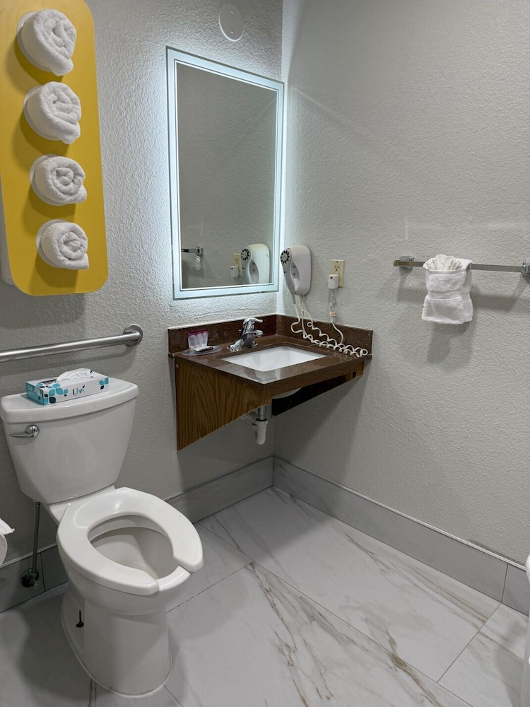 Town House Extended Stay Hotel Downtown 62/64