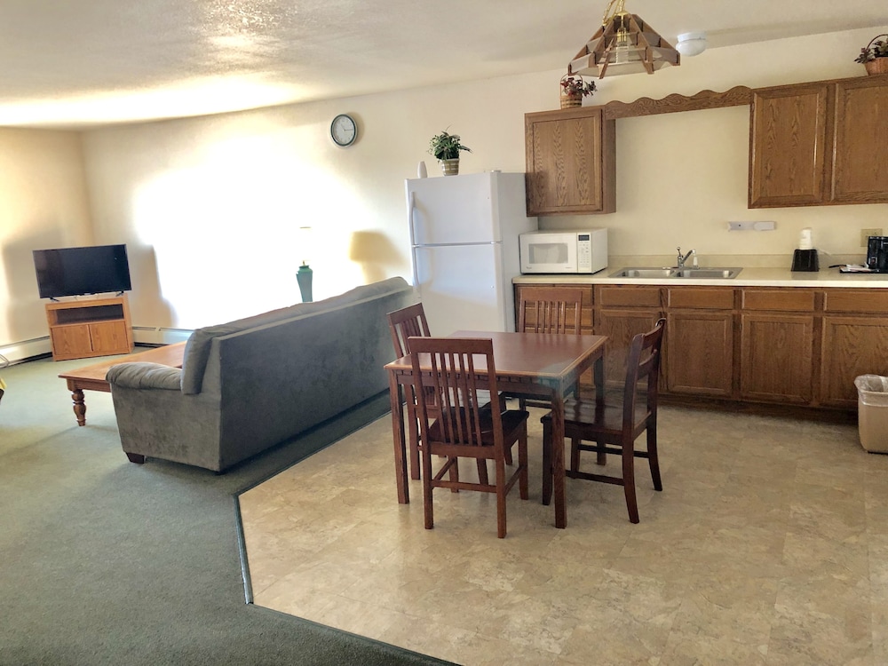 Super 8 By Wyndham Escanaba 32/39