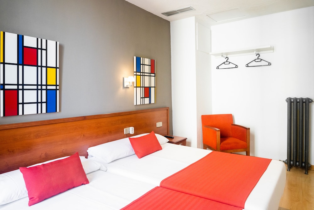 ROOM, QUADRUPLE