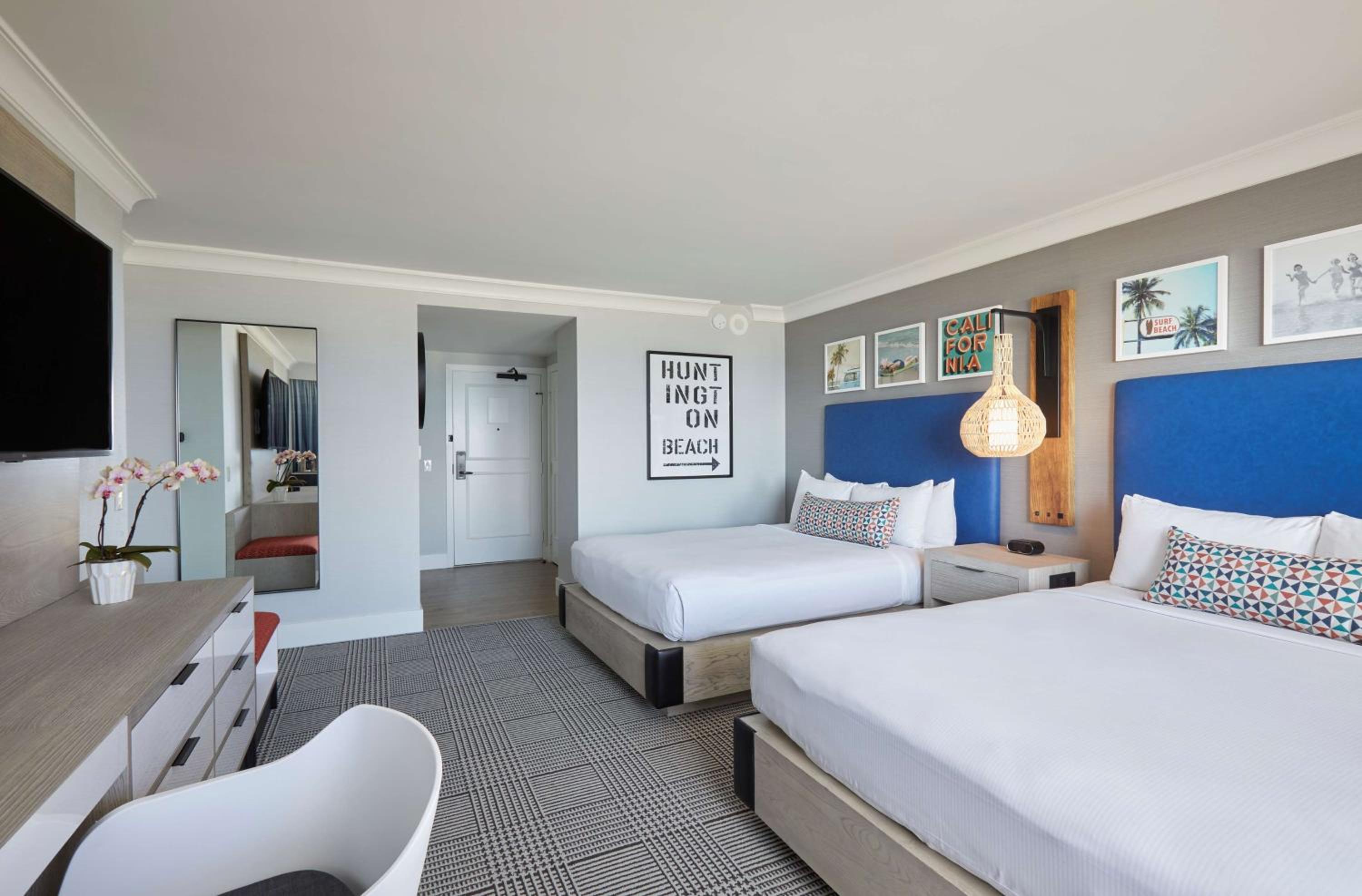 Tower, Huntington, 2 Queen Beds, Resort View, Bathtub, Accessible، The Waterfront Beach Resort, a Hilton Hotel 2/4