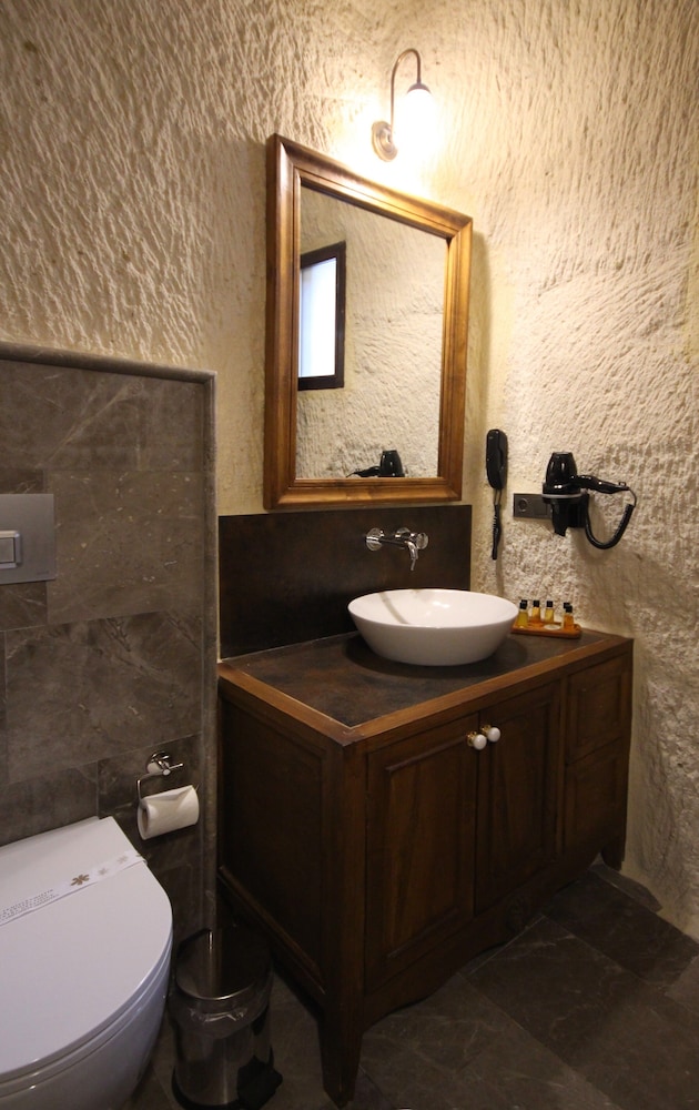 1811 Cave Hotel 48/50
