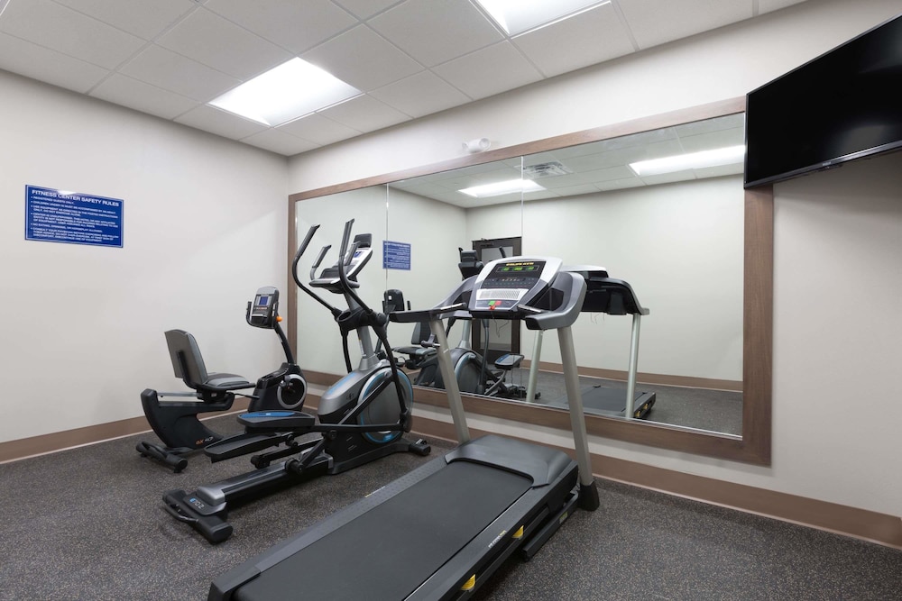 Days Inn & Suites by Wyndham Houston NW Cypress 17/26