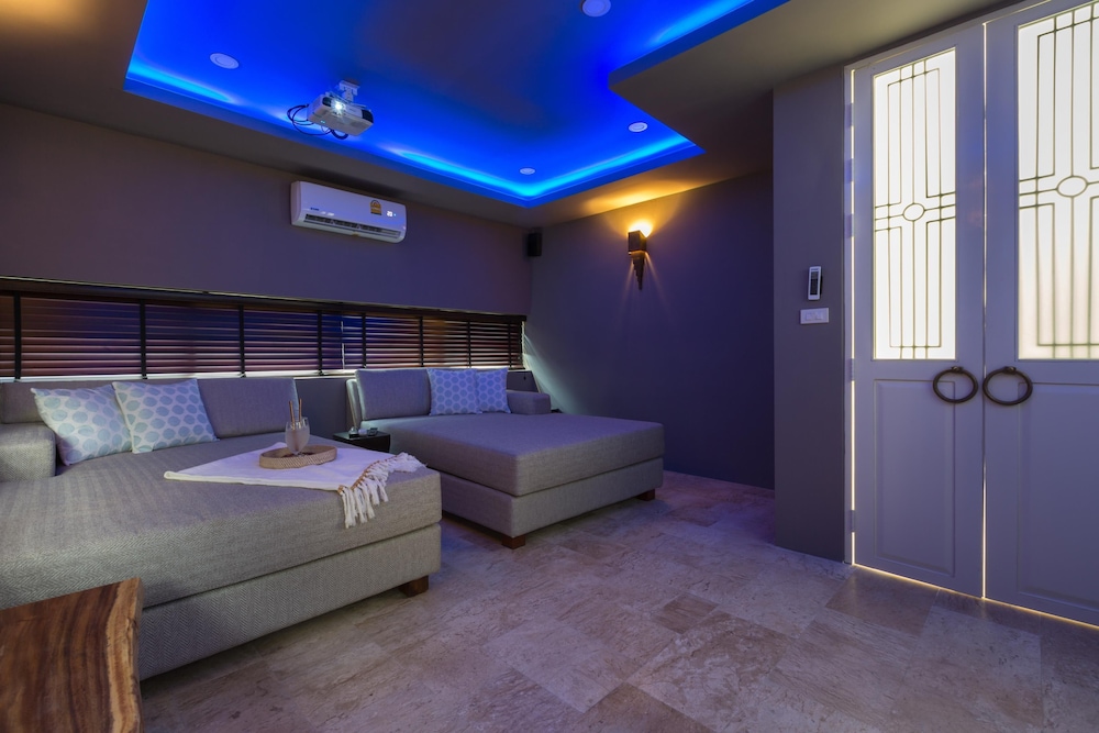 SKYE BEACH HOTEL 11/50
