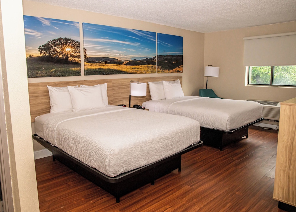 Days Inn and Suites by Wyndham Hammond, IN 12/50