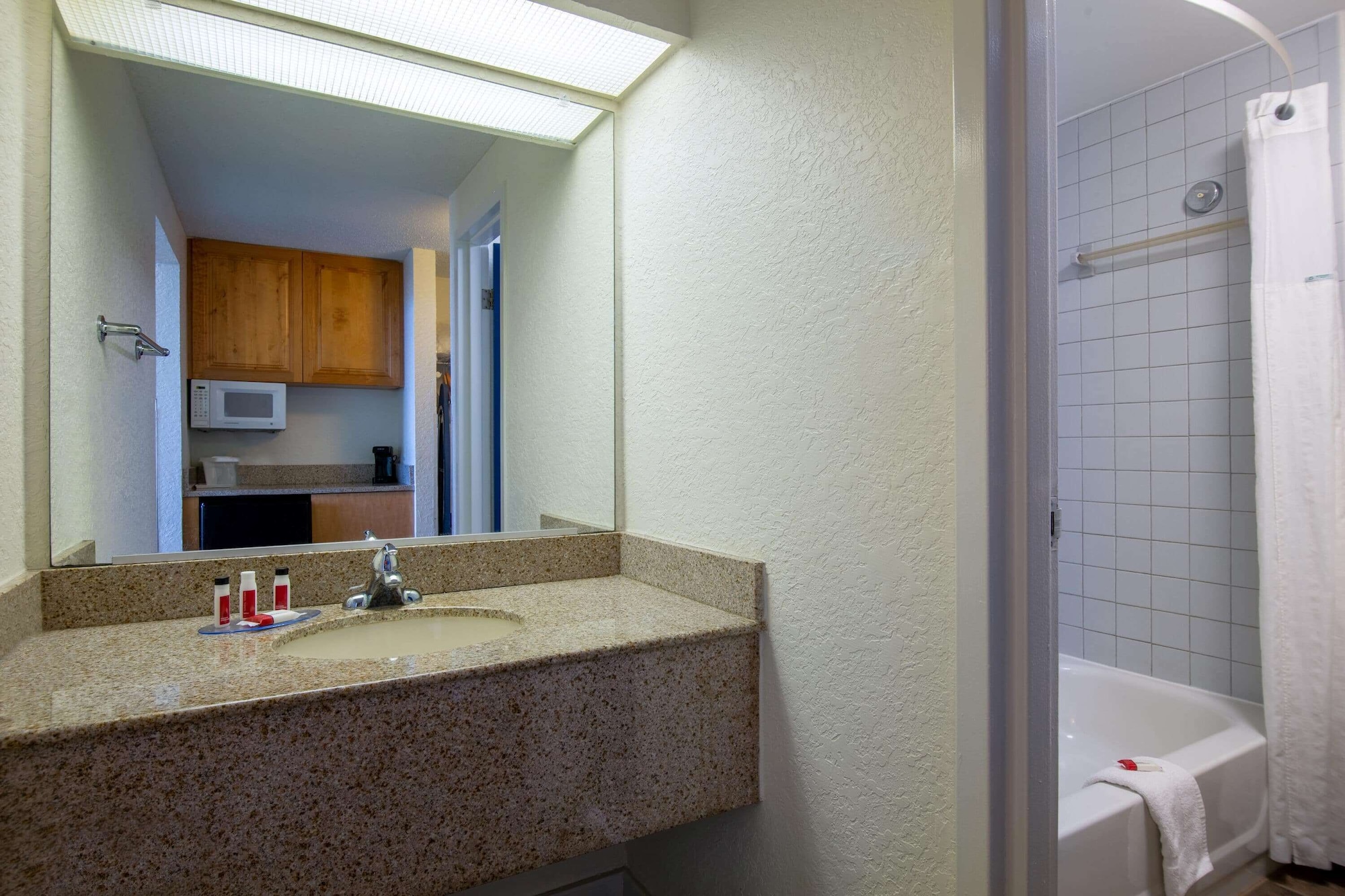 غرفة بسريرين مزدوجين بإطلالة على المسبح، Travelodge by Wyndham Outer Banks/Kill Devil Hills 7/9