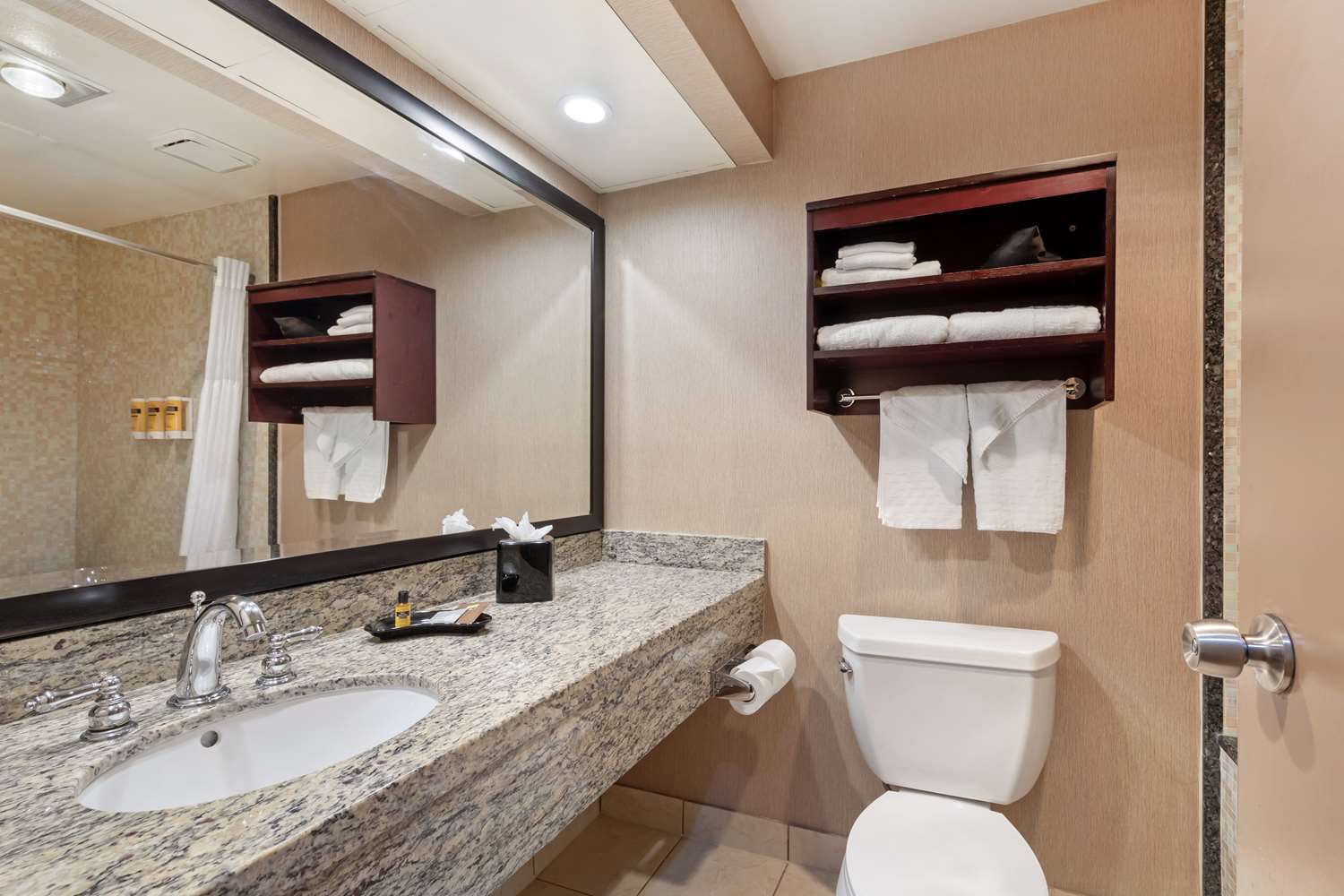 غرفة بسريرين كوين، Best Western Plus Redondo Beach Inn 4/4
