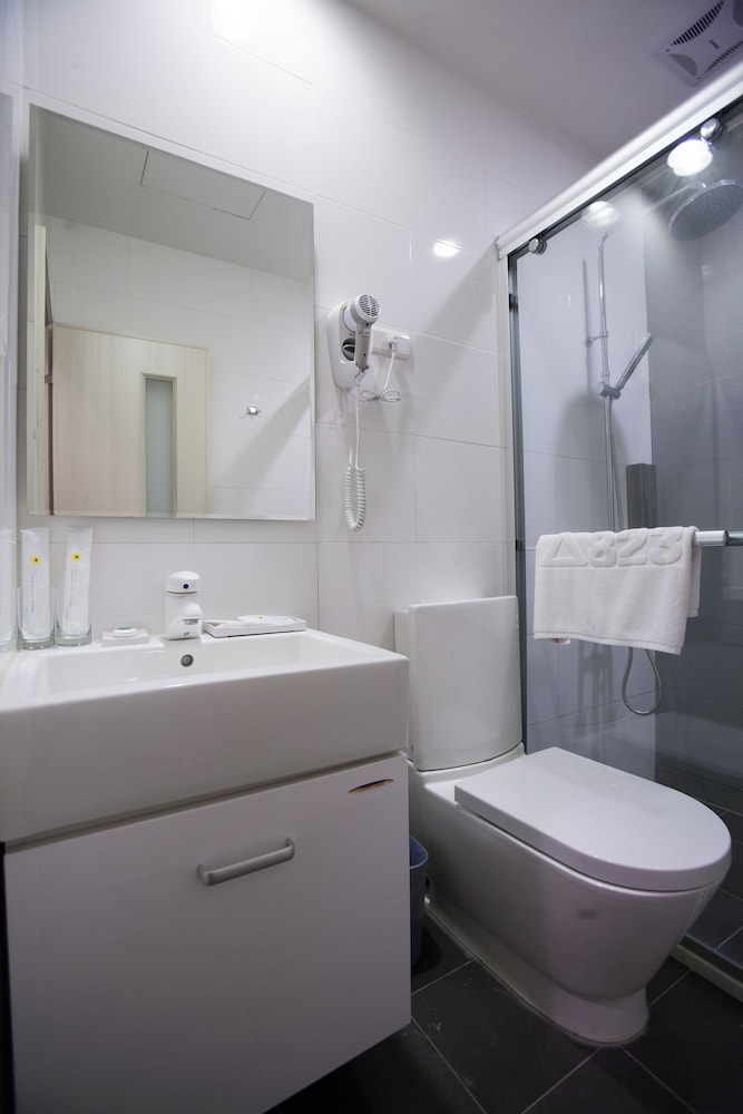 823-Tourist Hotel 58/64
