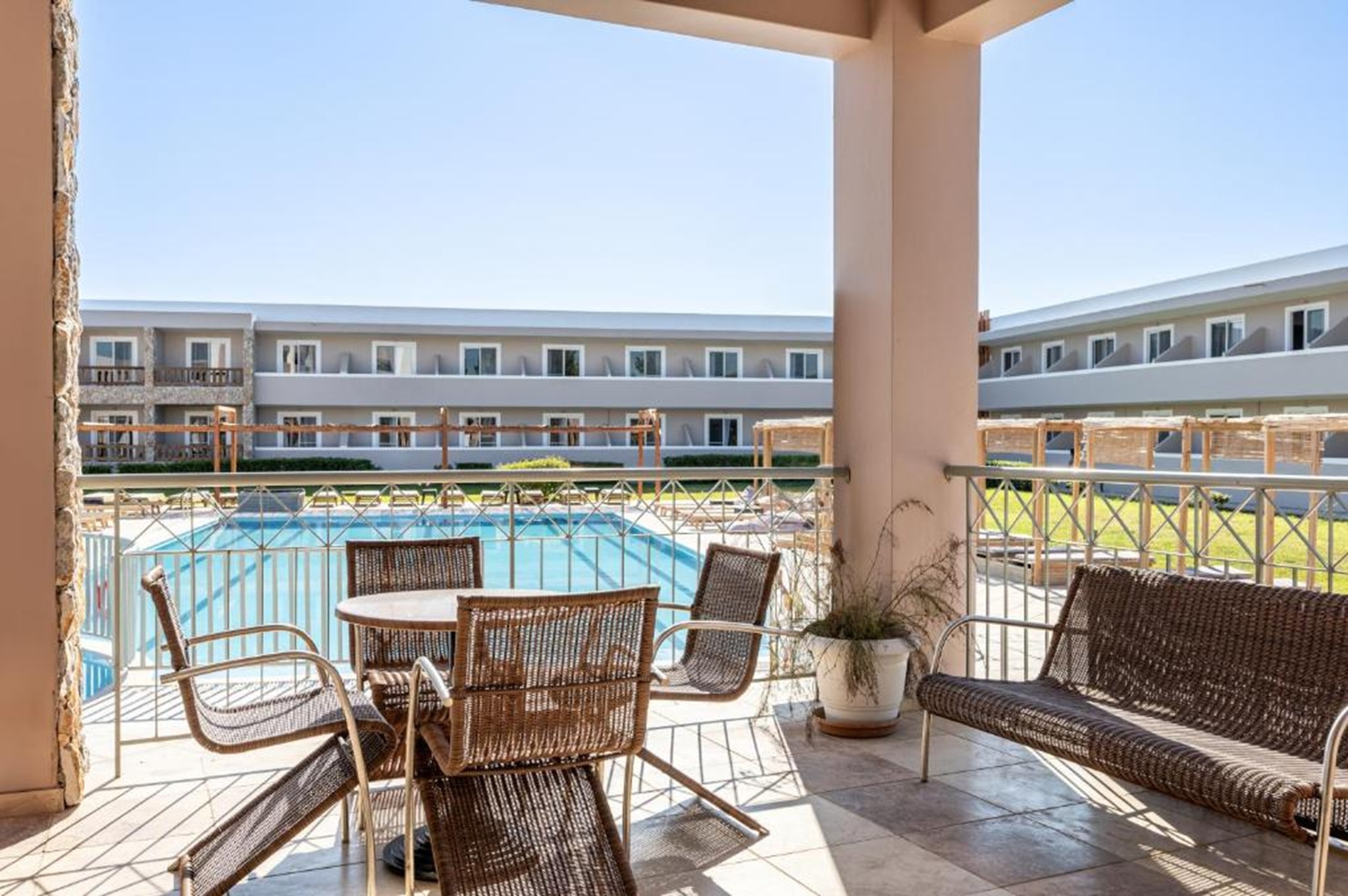 Aegean Bay Hotel 66/76