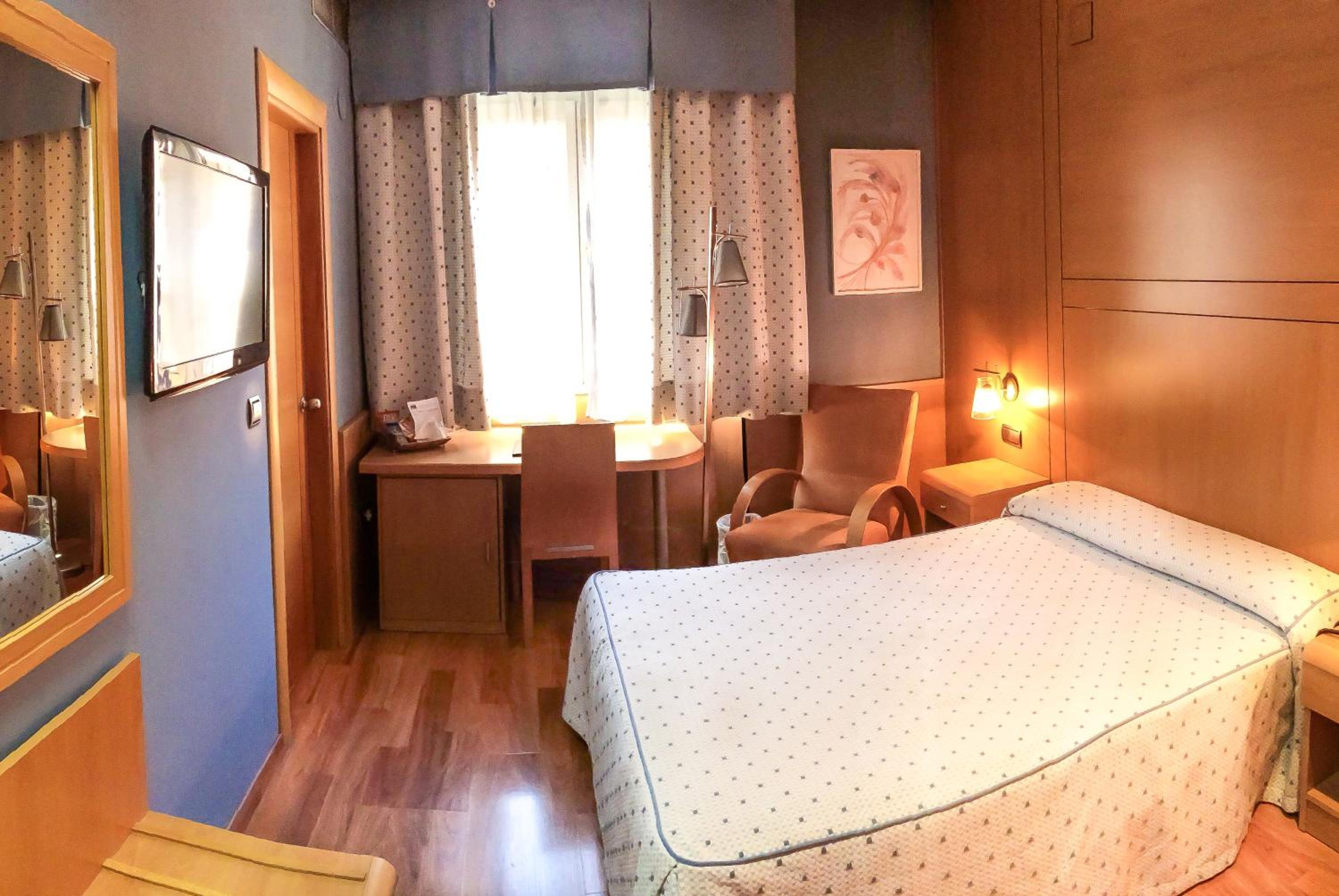 ROOM, SINGLE