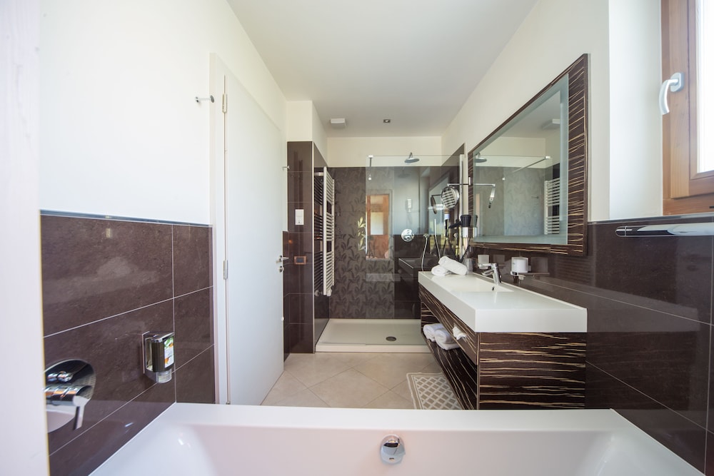 Mountain Spa Resort Albion 72/73